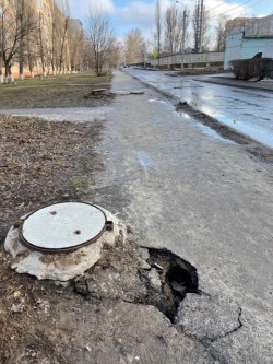 Провал асфальта на пешеходной дорожке в 8 округе